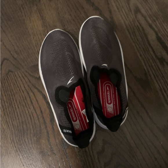 SPEEDO size 5 Water Shoes - Picture 2 of 2
